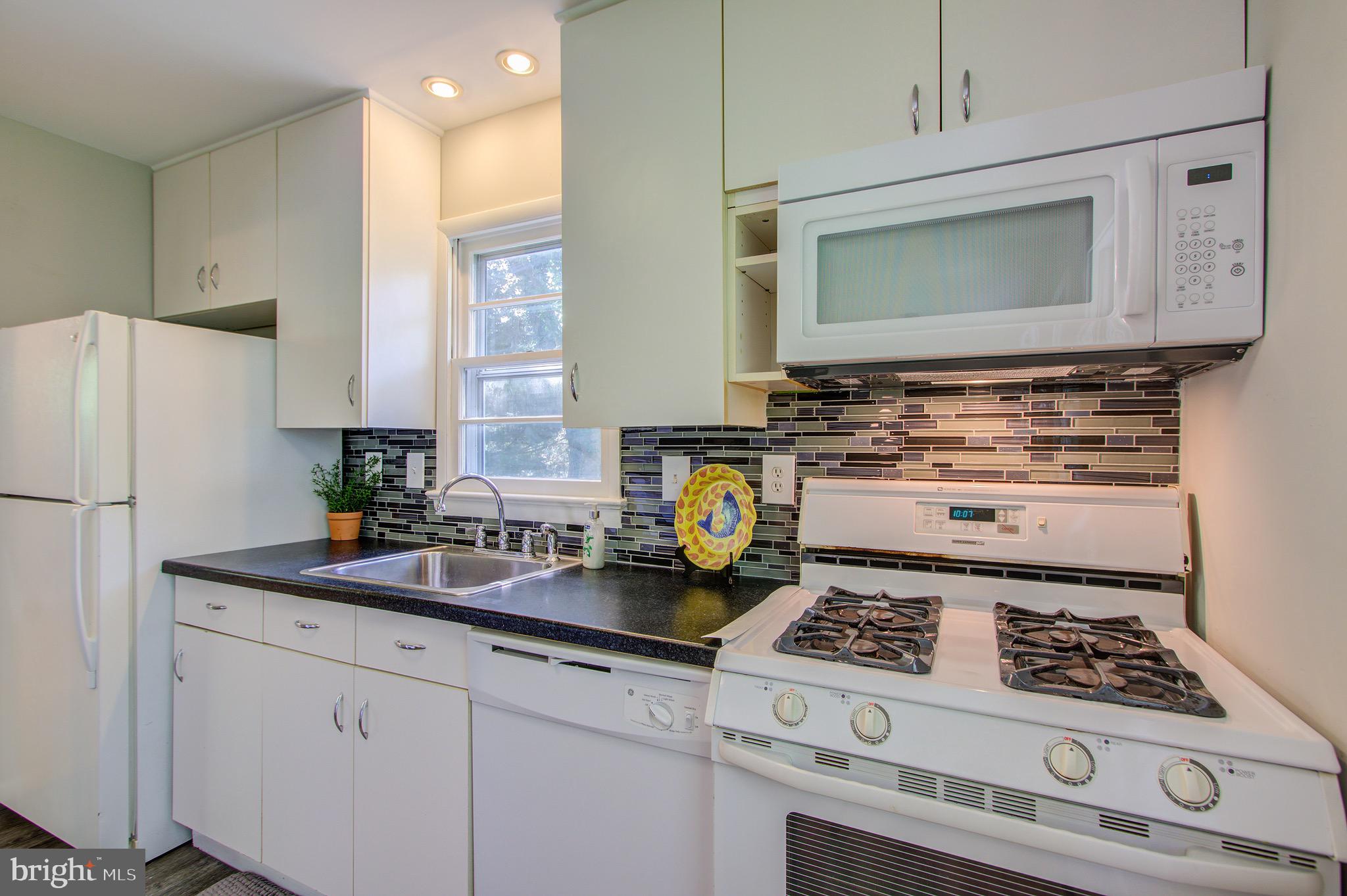 1011 Gilbert Road Rockville, MD 20851 - Photo 8 of 35 Sparkling Clean Kitchen with Gas Cooking