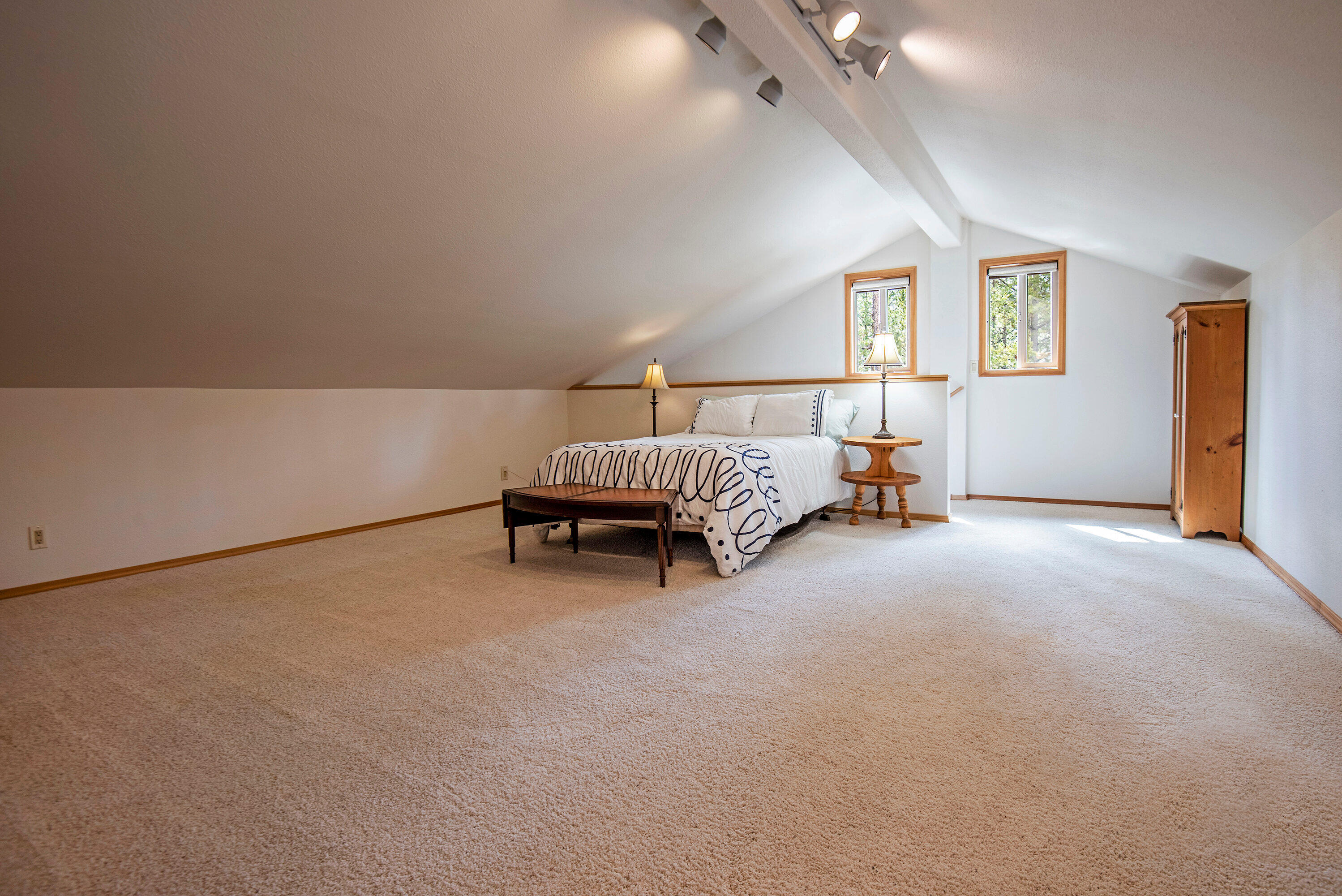 17247 Bakersfield Road Bend, OR 97707 - Photo 21 of 32 Large bonus room space.