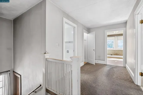 a view of entryway with bathroom
