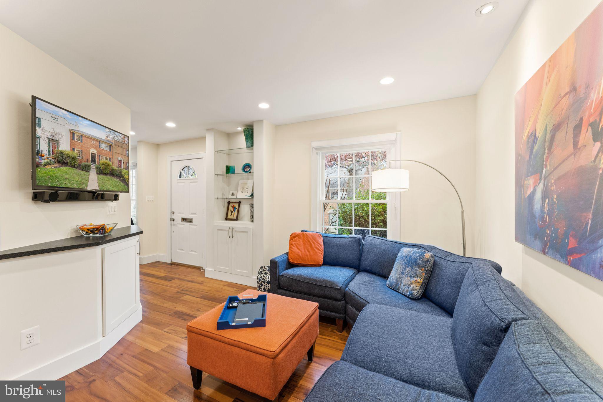 1803 Wainwright Drive Reston, VA 20190 - Photo 20 of 61 Living Room