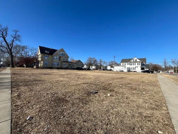 a view of a parking area