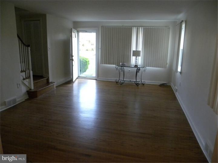 401 Wayne Avenue Springfield, PA 19064 - Photo 6 of 14 Living Room