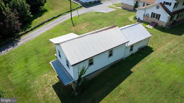 a view of a back yard of the house