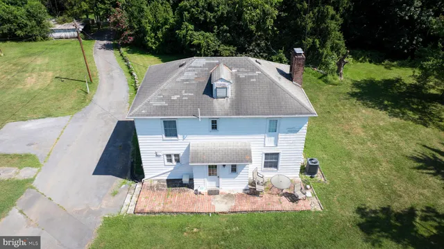 a view of a yard in front of the house