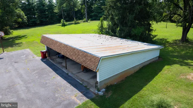 a wooden bench sitting in the grass near a lake