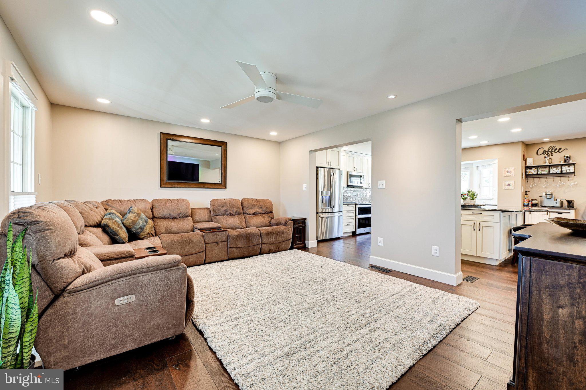 43313 Wayside Circle Ashburn, VA 20147 - Photo 11 of 77 Living Area