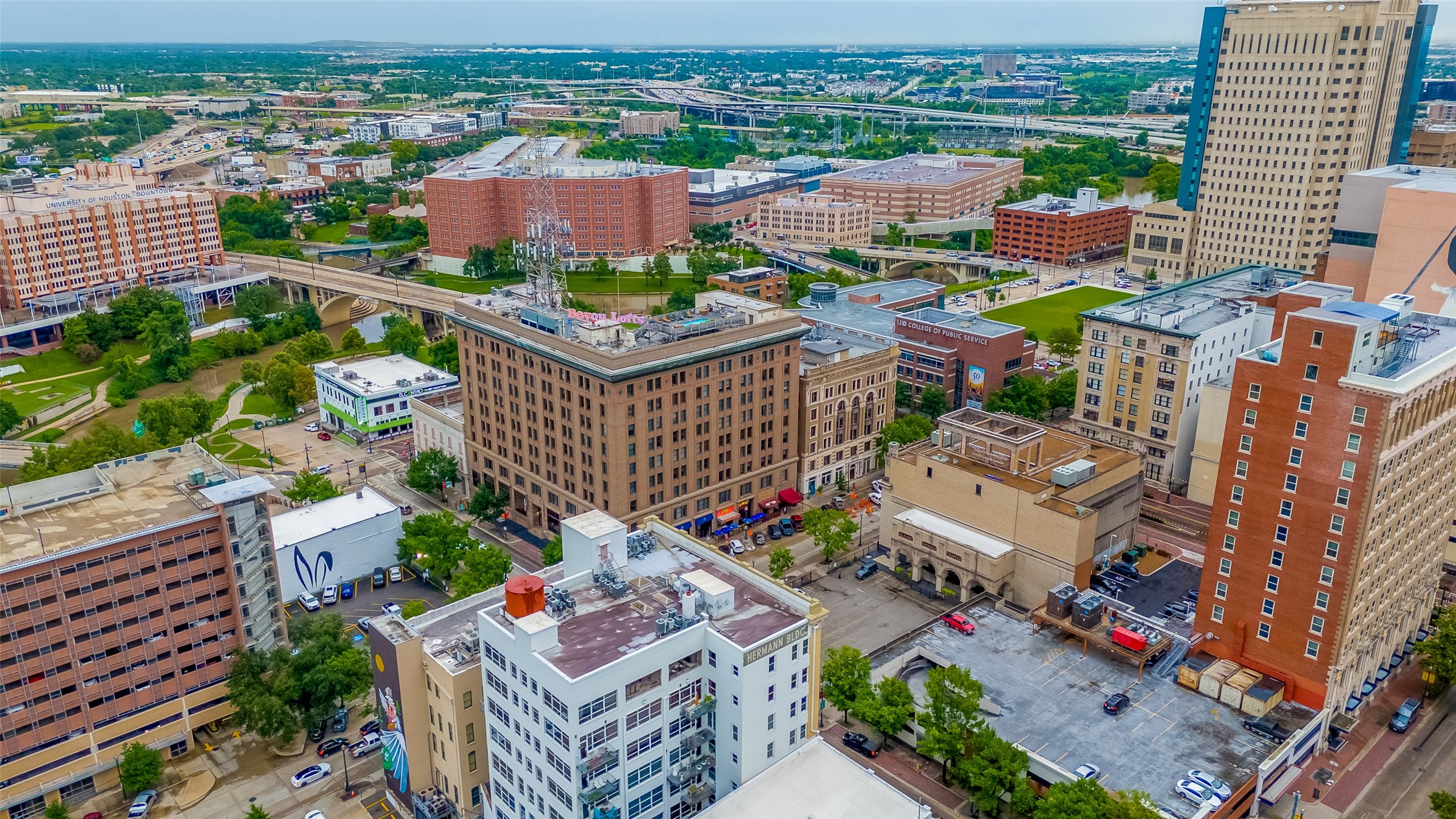 915 Franklin Street, Unit 9N Houston, TX 77002 - Photo 46 of 50 915 Franklin St, it sits in the Historic District, one block from Market Square Park and Allen's Landing—two of the city's oldest and most vibrant public spaces