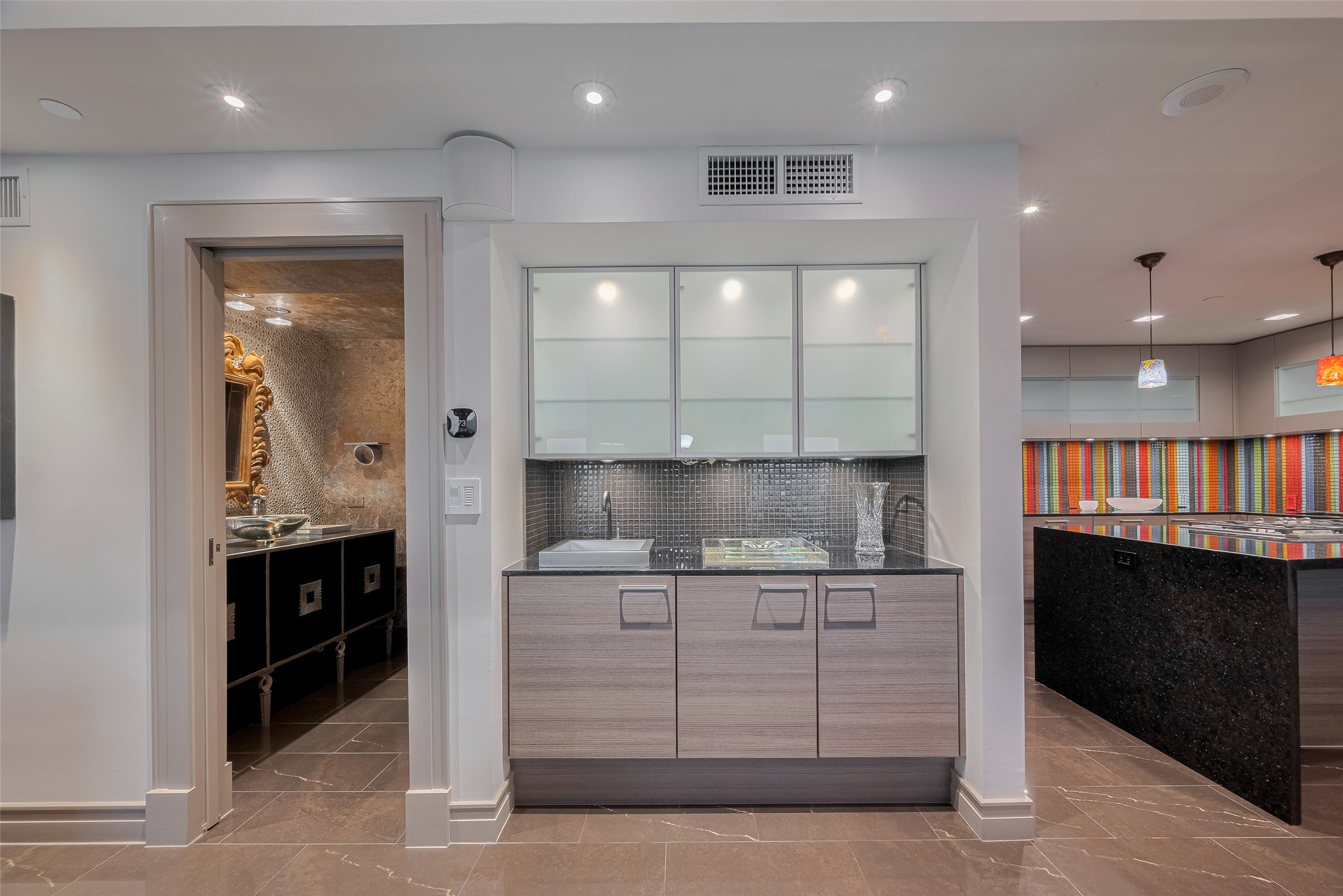 915 Franklin Street, Unit 9N Houston, TX 77002 - Photo 9 of 50 Wet bar extends entertaining space from kitchen to living/dining
