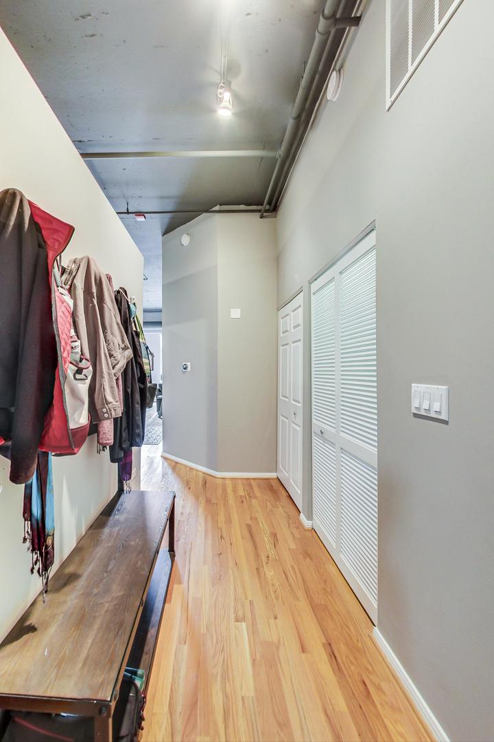 950 West Monroe Street, Unit 902 Chicago, IL 60607 - Photo 17 of 28