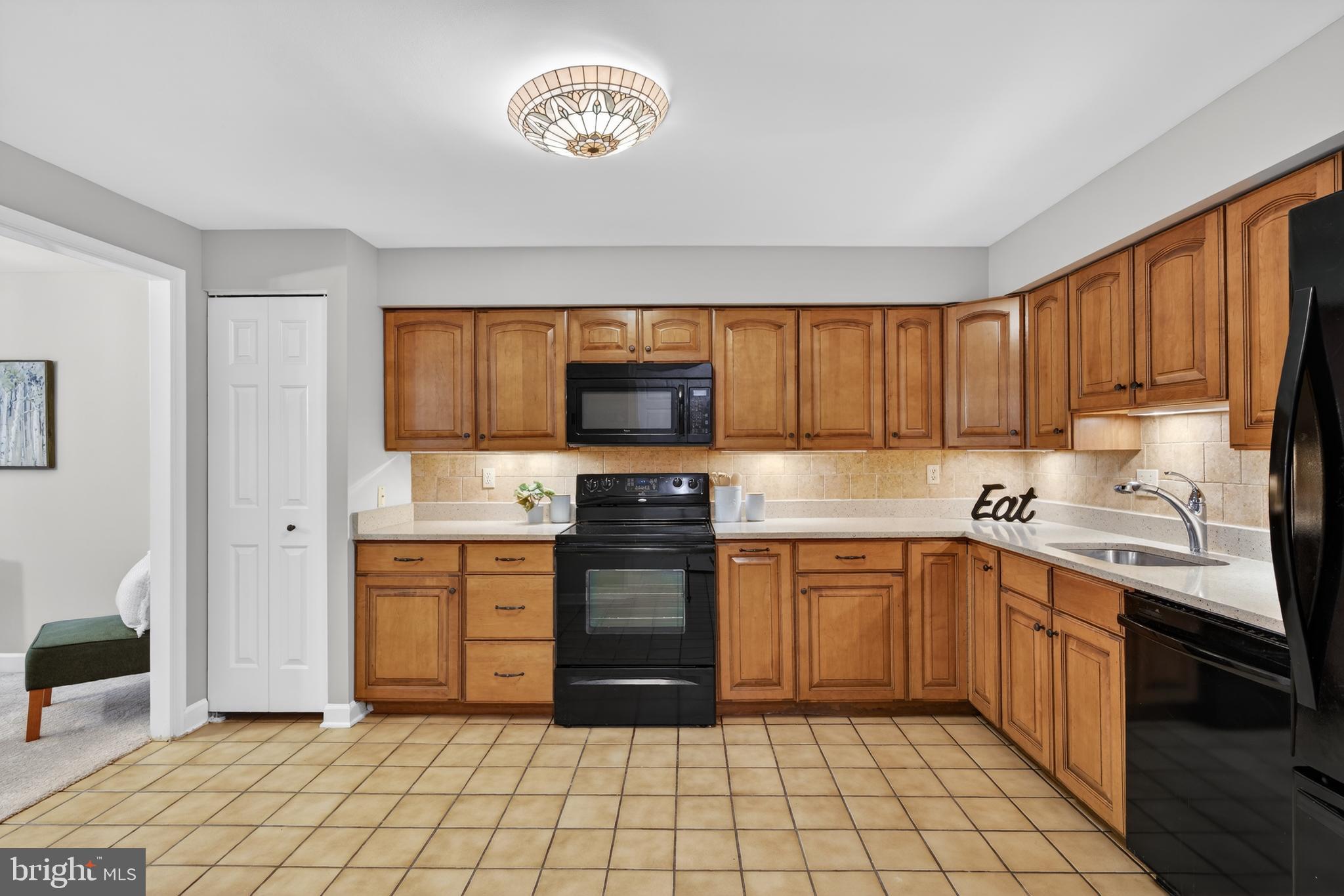 2 Southerly Court, Unit 101 Baltimore, MD 21286 - Photo 8 of 27 Large eat-in kitchen. Nice quartz counters.