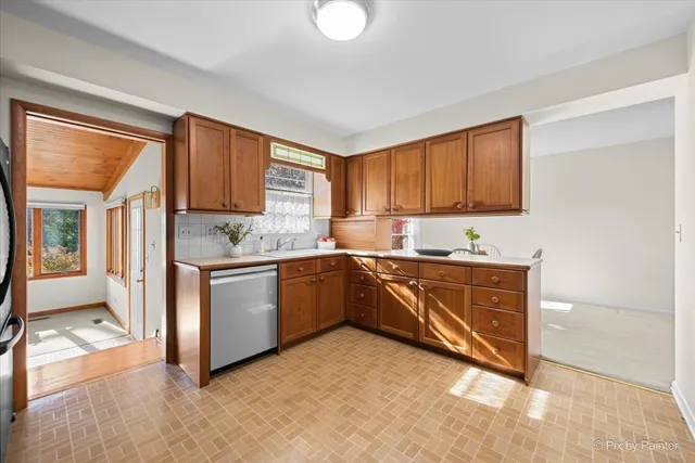 $360,000 | 906 West Roosevelt Road, Wheaton, IL 60187