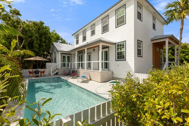 a view of an house with backyard porch and furniture