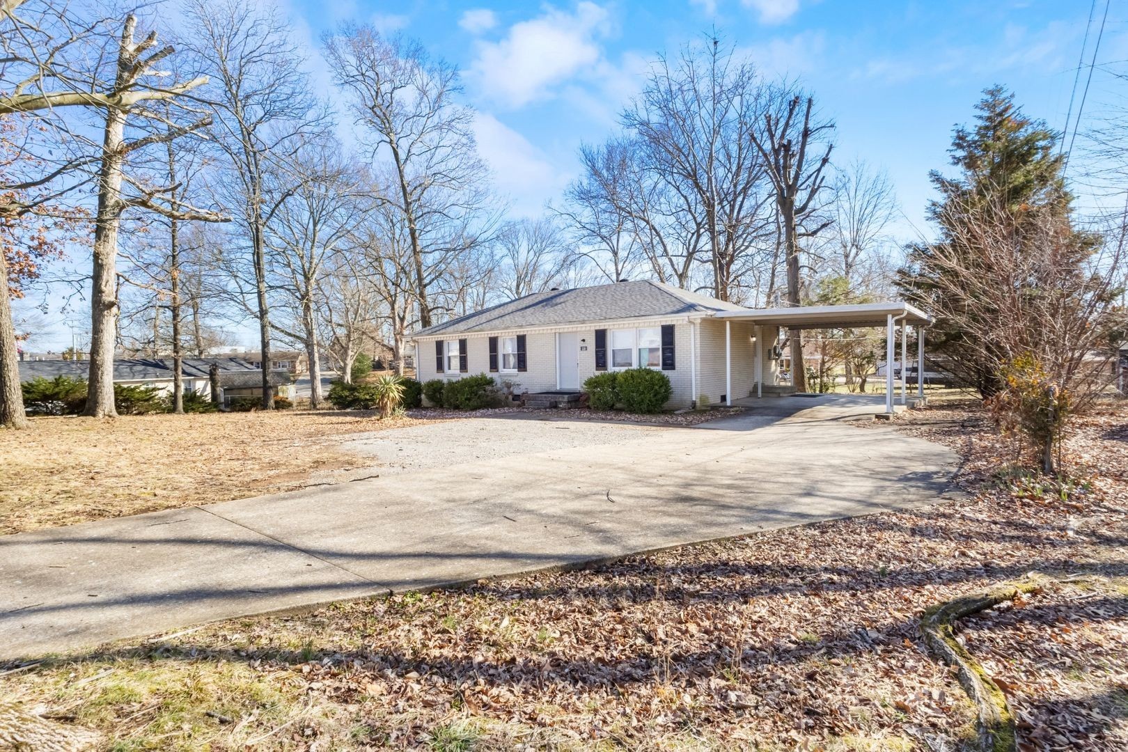 118 Union Hall Road Clarksville, TN 37040 - Photo 25 of 26 a front view of a building with a yard