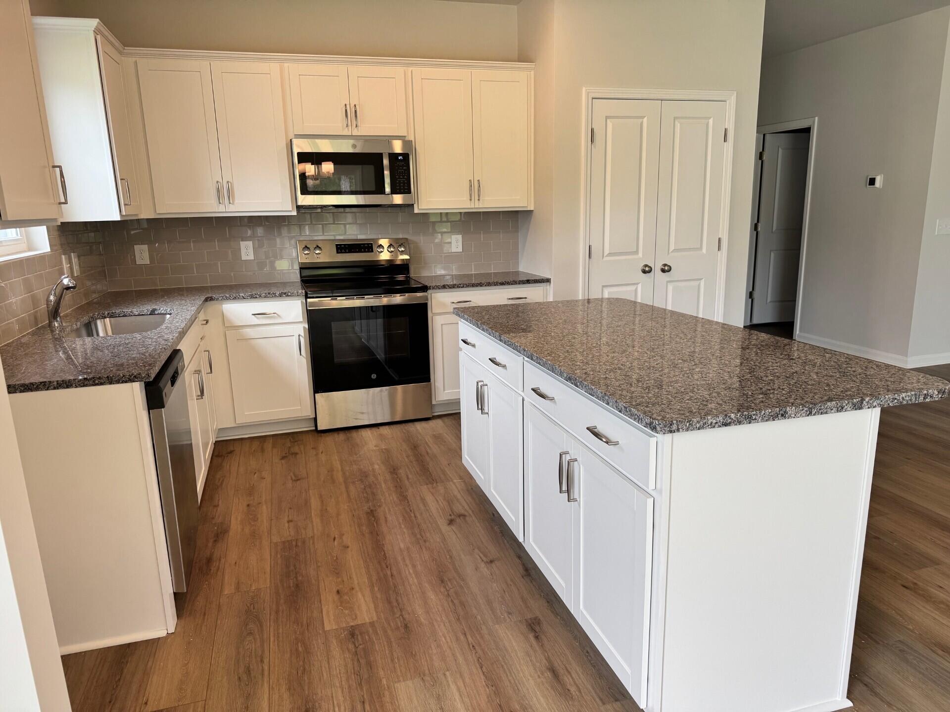 1000 Par Three Court Manning, SC 29102 - Photo 4 of 21 kitchen with island Durham plan
