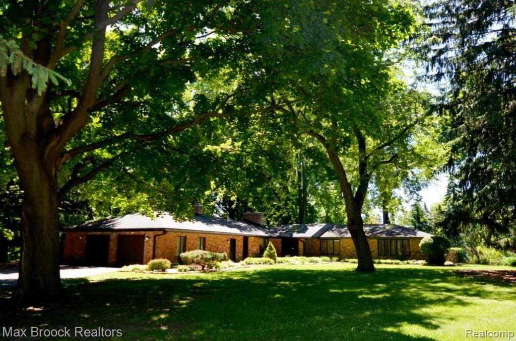 3791 West Pemberton Road Bloomfield Hills, MI 48302 - Photo 6 of 82 front3 copy.jpg
