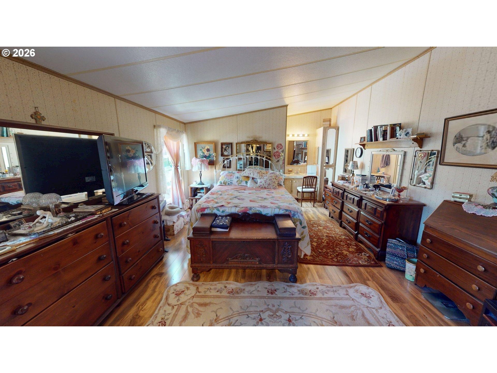 95010 Greggs Creek Road Gold Beach, OR 97444 - Photo 10 of 34 Owner's Suite Bedroom