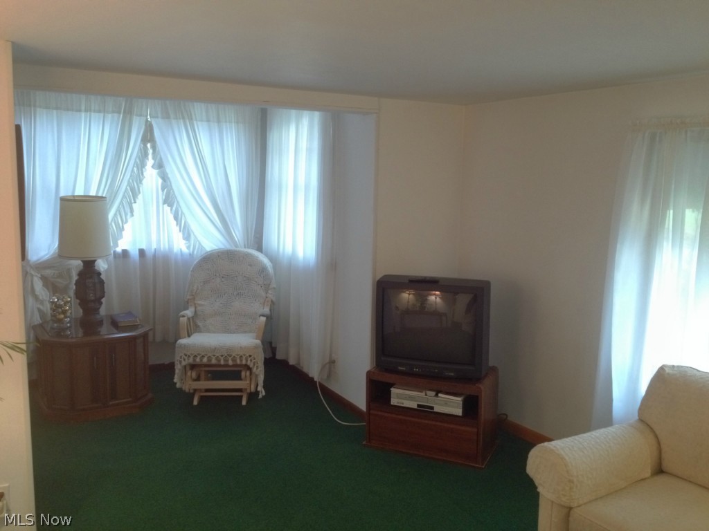 2204 Wainwright Road New Philadelphia, OH 44663 - Photo 3 of 16