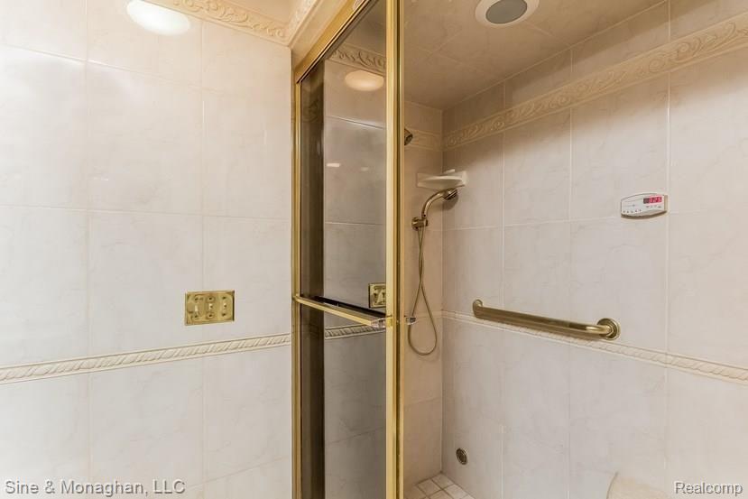 21 Hawthorne Road Grosse Pointe, MI 48236 - Photo 40 of 80 038-Master_Bathroom-2094191-small.jpg