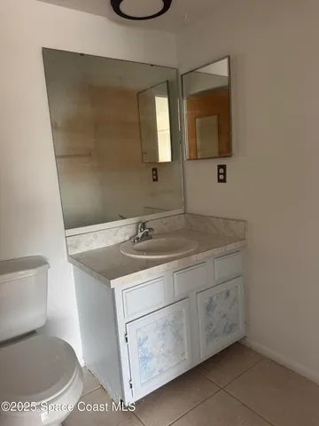 an empty room with windows and ceiling fan