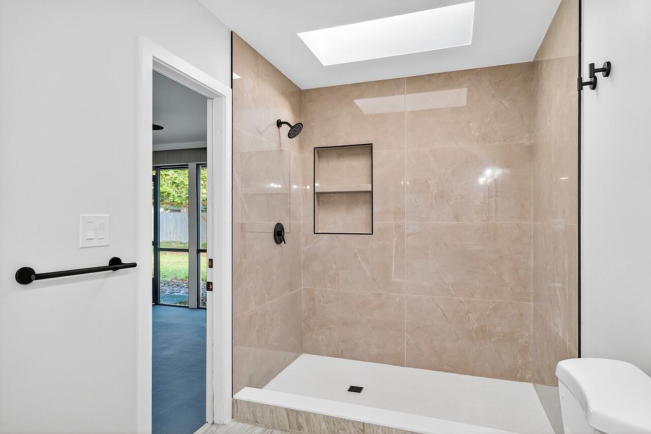 117 High Court Sebastian, FL 32958 - Photo 33 of 54 a bathroom with a shower and bathtub