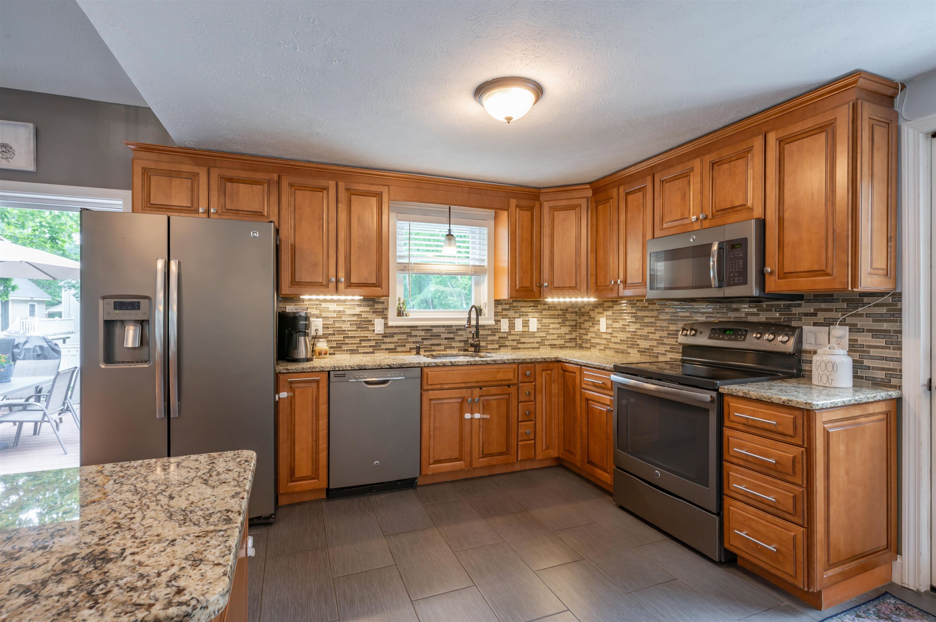 94 Robert Hall Road Manchester, NH 03103 - Photo 8 of 51