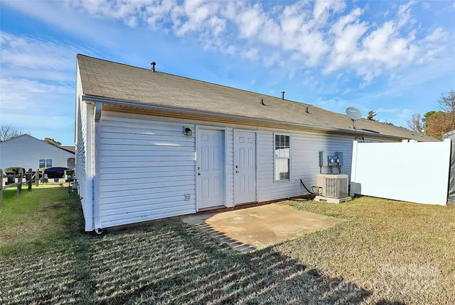 a view of a backyard