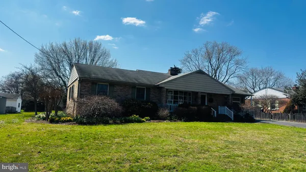a view of a house with backyard and garden