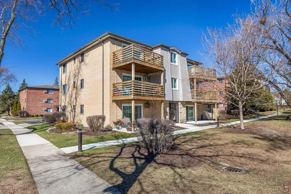 $1,695 | 708 65th Street, Unit 5, Westmont, IL 60559
