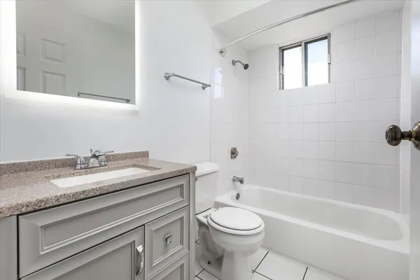 $1,695 | 708 65th Street, Unit 5, Westmont, IL 60559