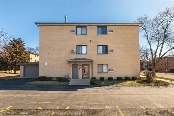 $1,695 | 708 65th Street, Unit 5, Westmont, IL 60559