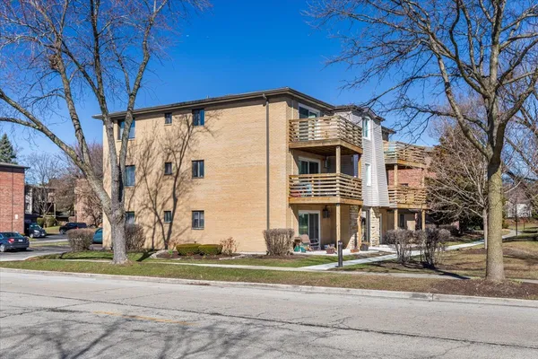 $1,695 | 708 65th Street, Unit 5, Westmont, IL 60559