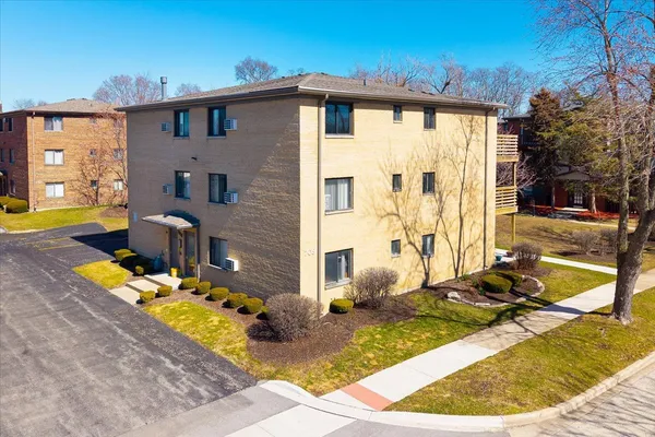 $1,695 | 708 65th Street, Unit 5, Westmont, IL 60559