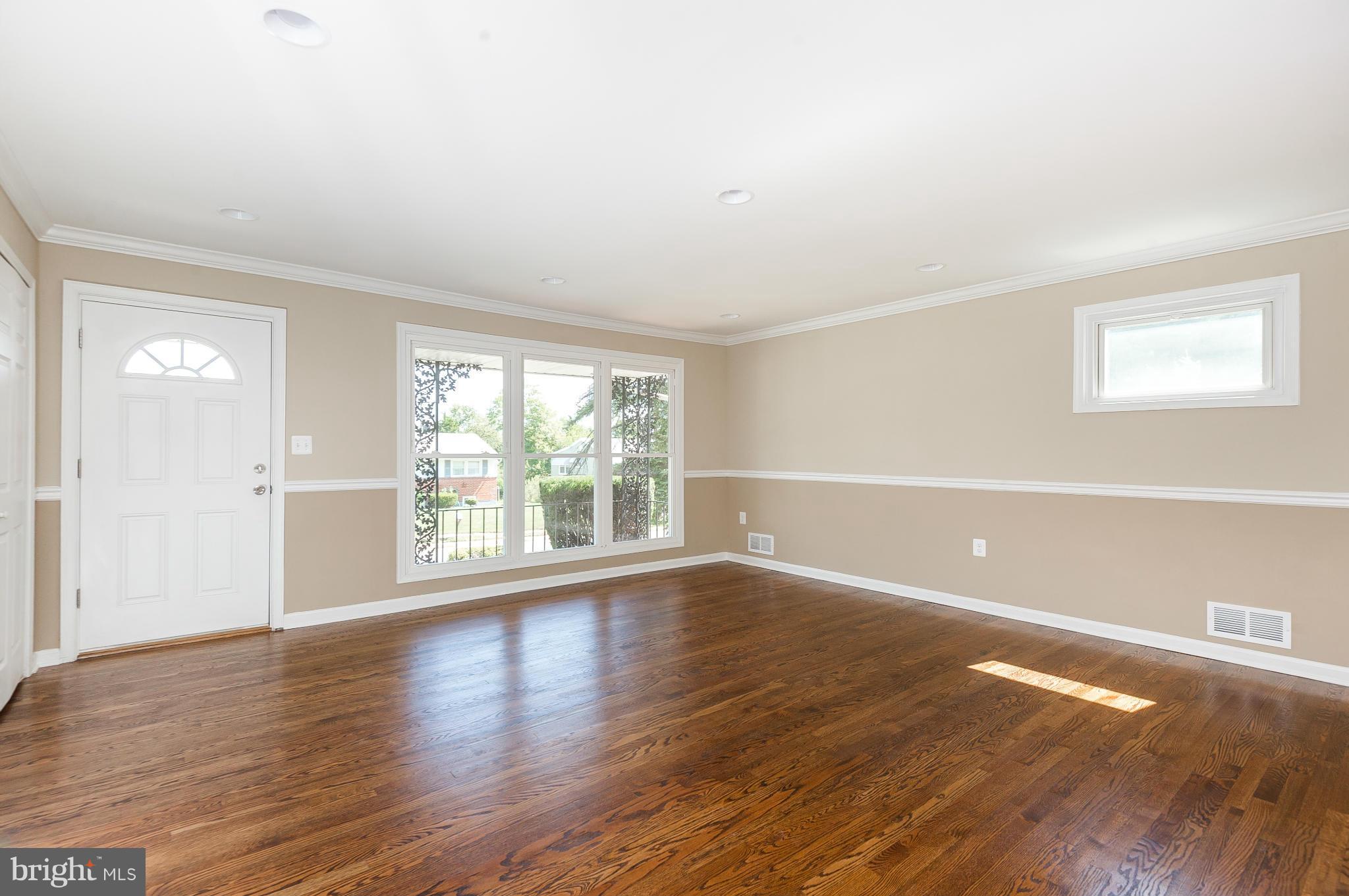 7301 Dooman Road Baltimore, MD 21244 - Photo 3 of 27 Living Room