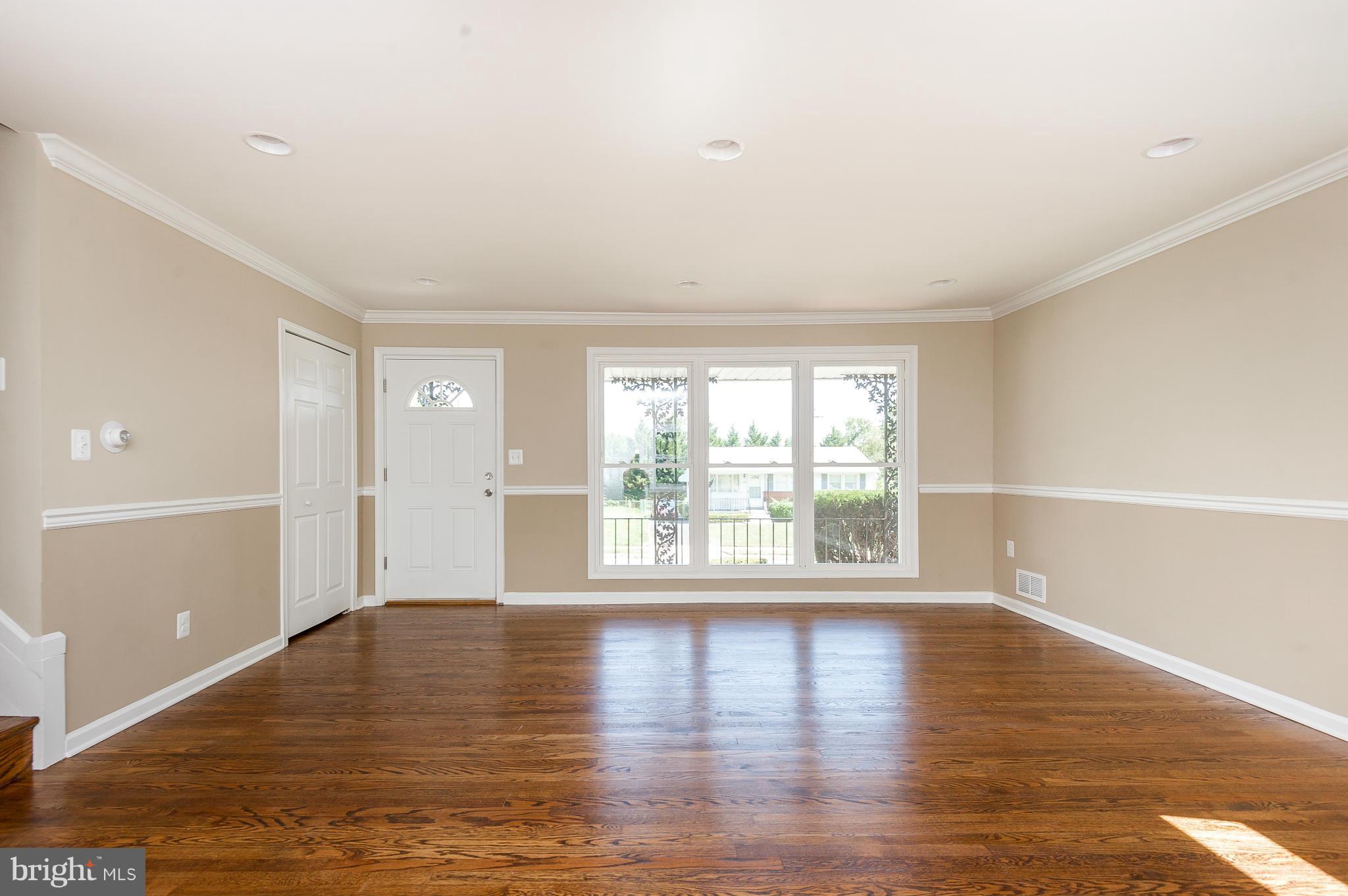 7301 Dooman Road Baltimore, MD 21244 - Photo 4 of 27 Living Room