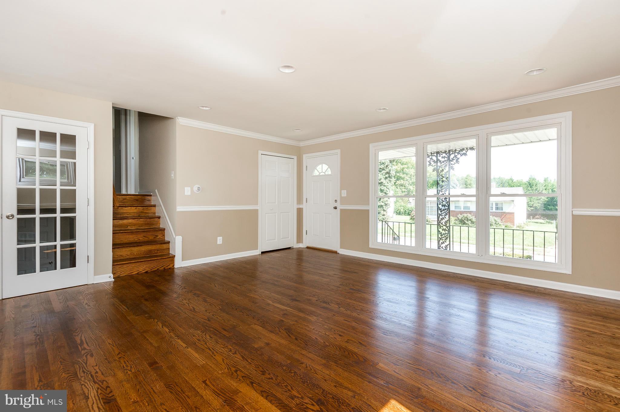 7301 Dooman Road Baltimore, MD 21244 - Photo 5 of 27 Living Room