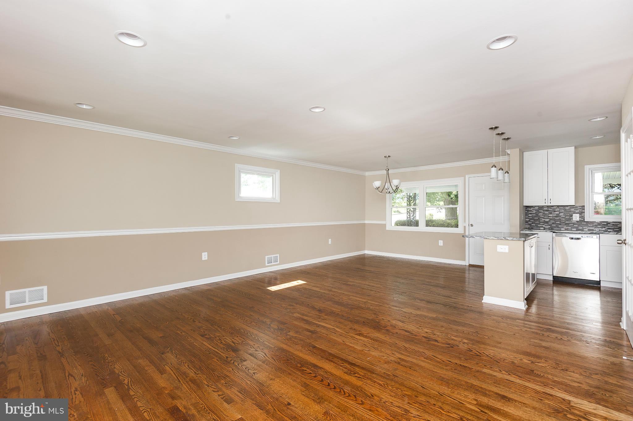 7301 Dooman Road Baltimore, MD 21244 - Photo 6 of 27 Living Room