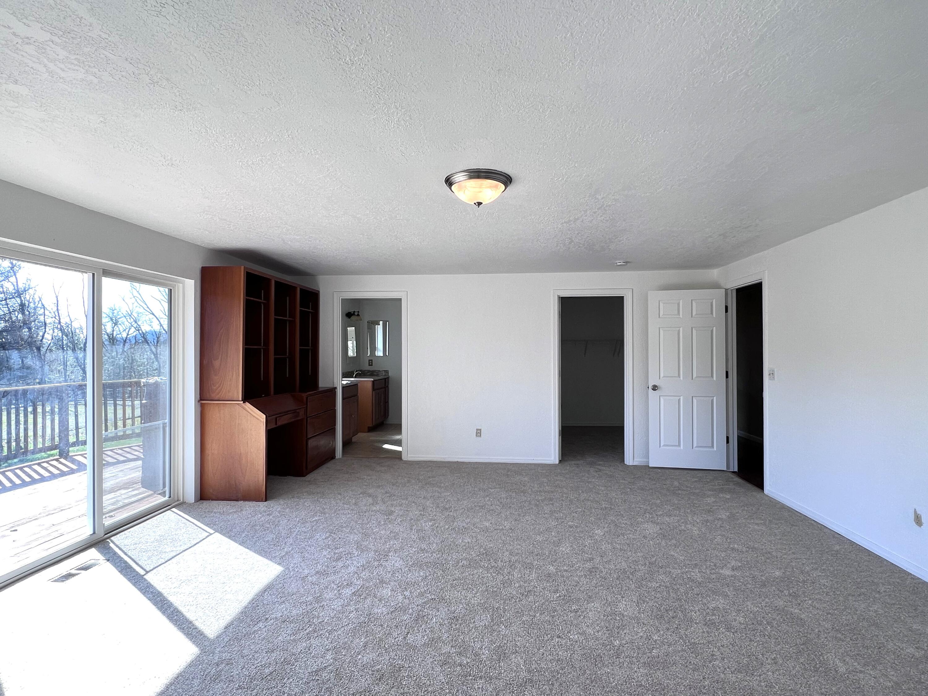 5525 Tunnel Loop Road Grants Pass, OR 97526 - Photo 17 of 65 15. Primary Bedroom