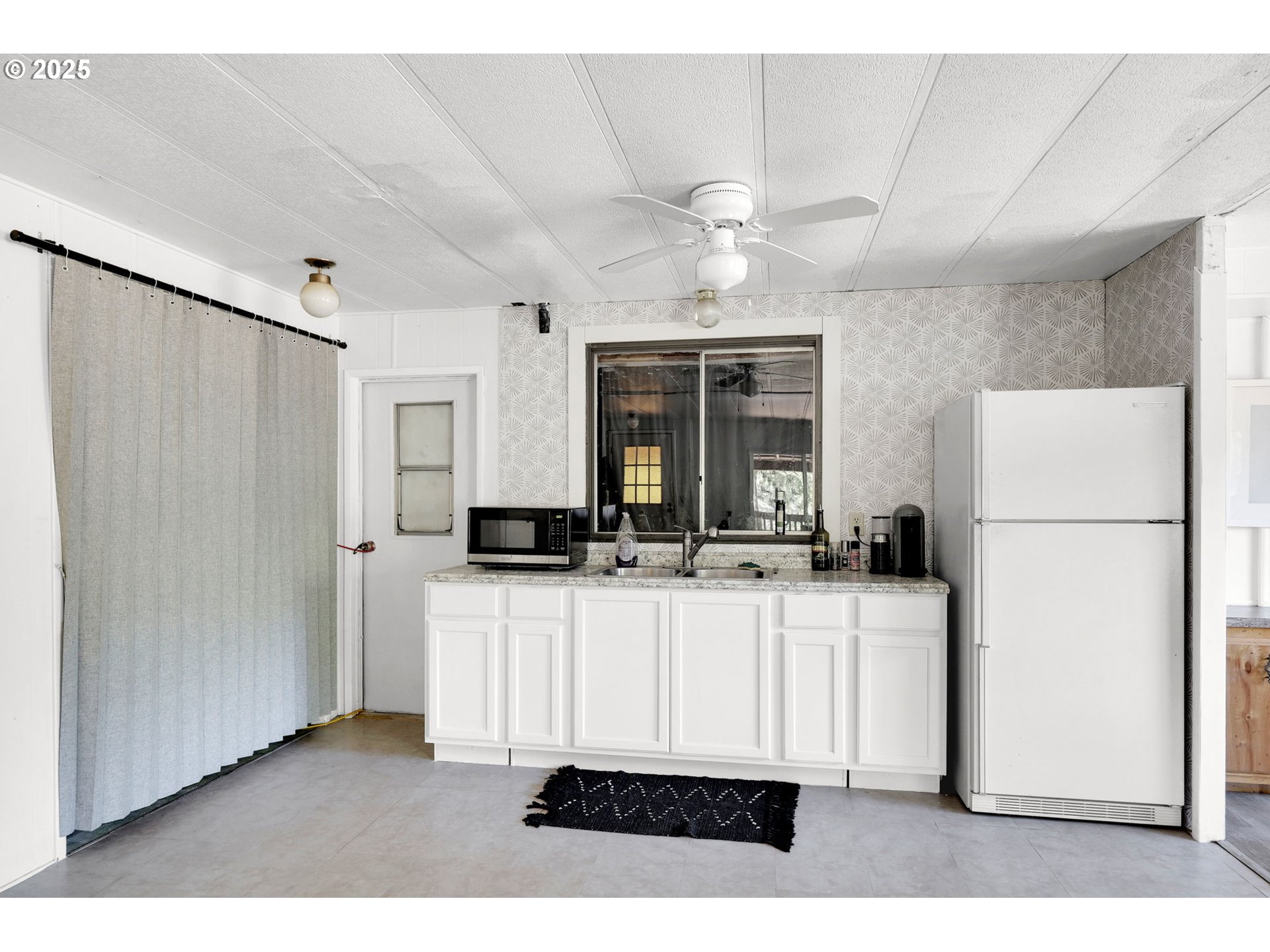31145 Kenady Lane Cottage Grove, OR 97424 - Photo 14 of 47 a kitchen with stainless steel appliances a refrigerator and a stove