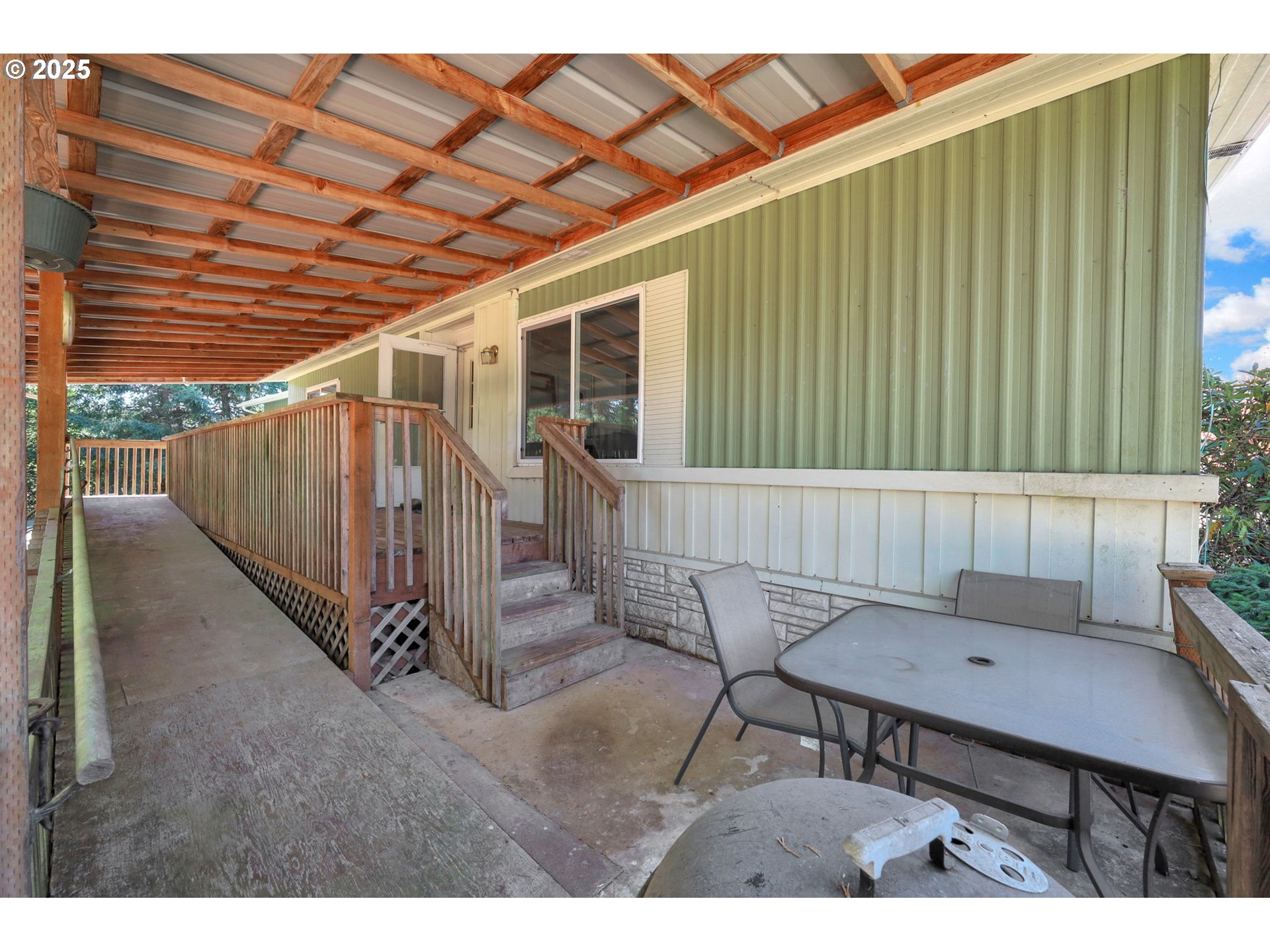 31145 Kenady Lane Cottage Grove, OR 97424 - Photo 4 of 47 a balcony with table and chairs