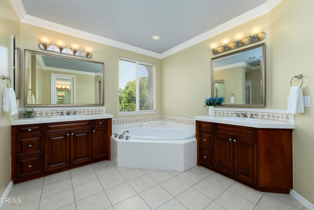 167 Bellafonte Court Camarillo, CA 93012 - Photo 12 of 50 Primary Bathroom
