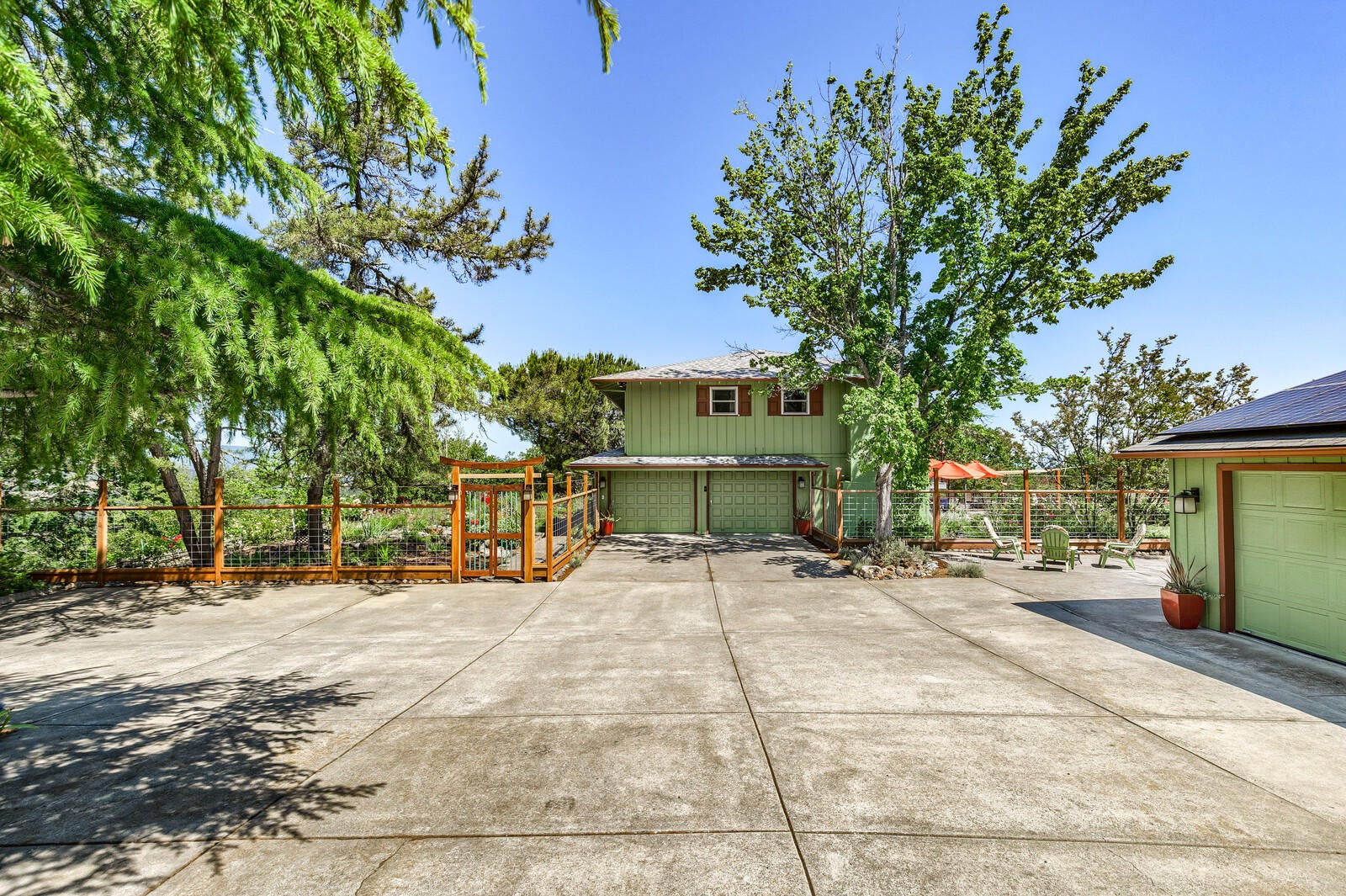 5196 Pioneer Road Medford, OR 97501 - Photo 49 of 94 Plenty of parking for visitors.