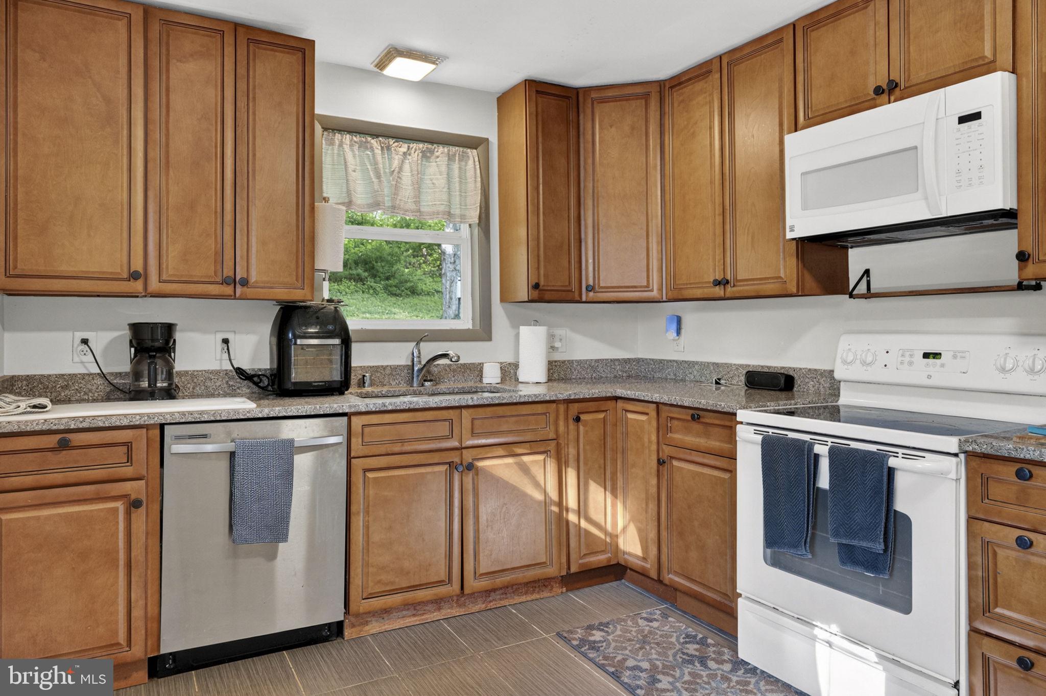 673 Creek Road Front Royal, VA 22630 - Photo 27 of 64 Warm and inviting kitchen space.