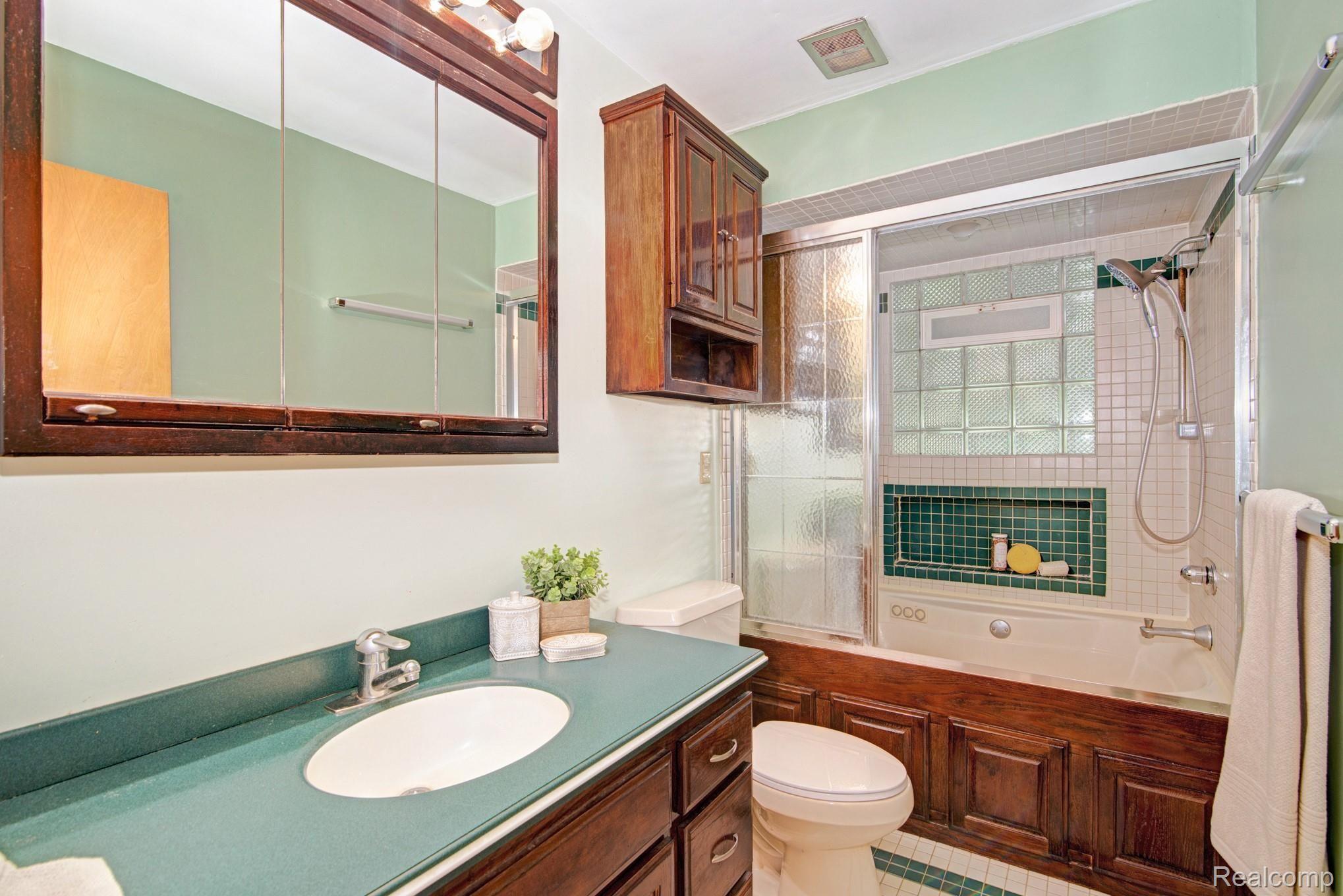 2801 West Commerce Road Milford, MI 48380 - Photo 12 of 27 Full bath with Jucuzzi tub