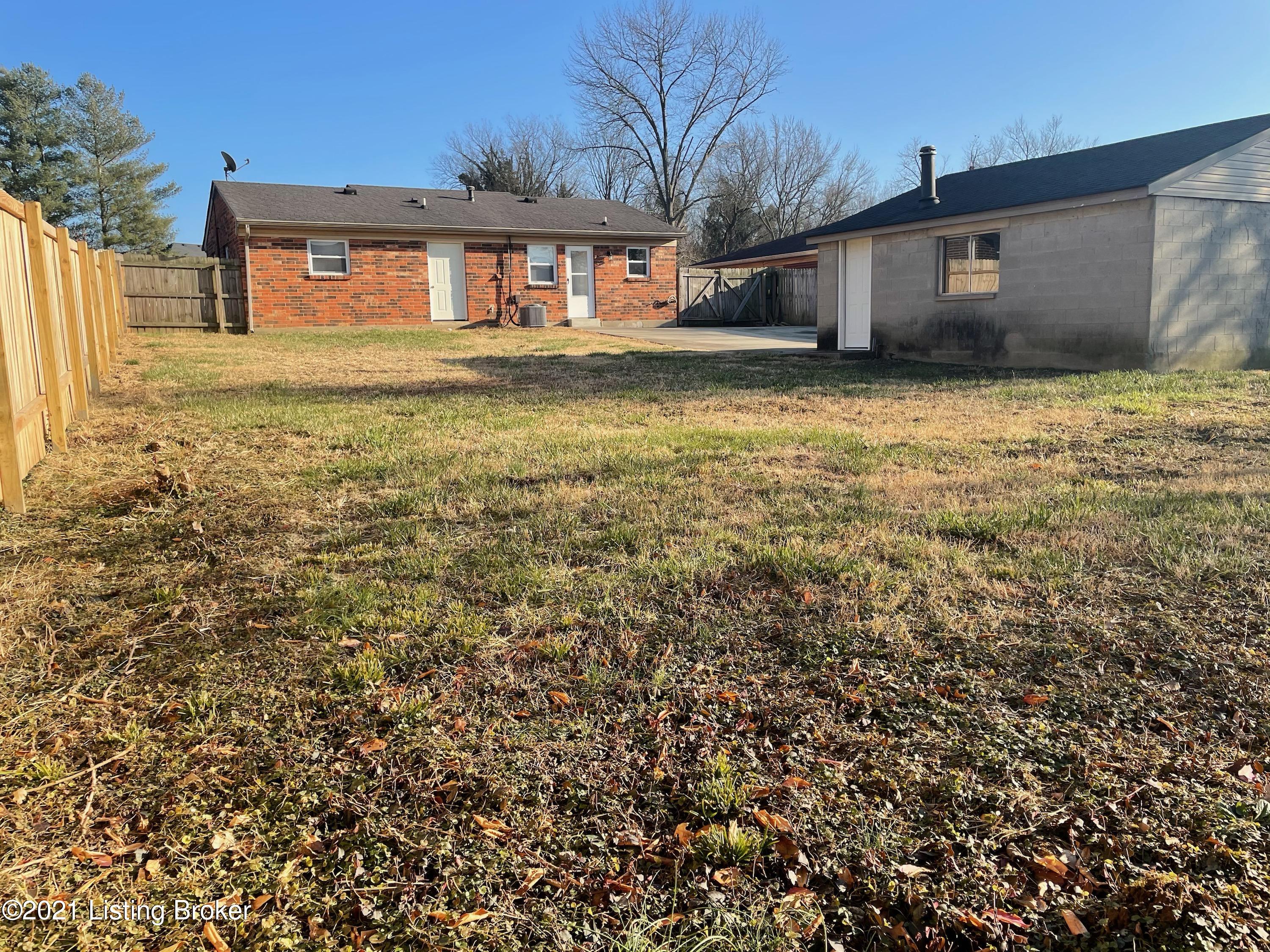 11210 Torrington Road Louisville, KY 40272 - Photo 4 of 28 IMG_9566