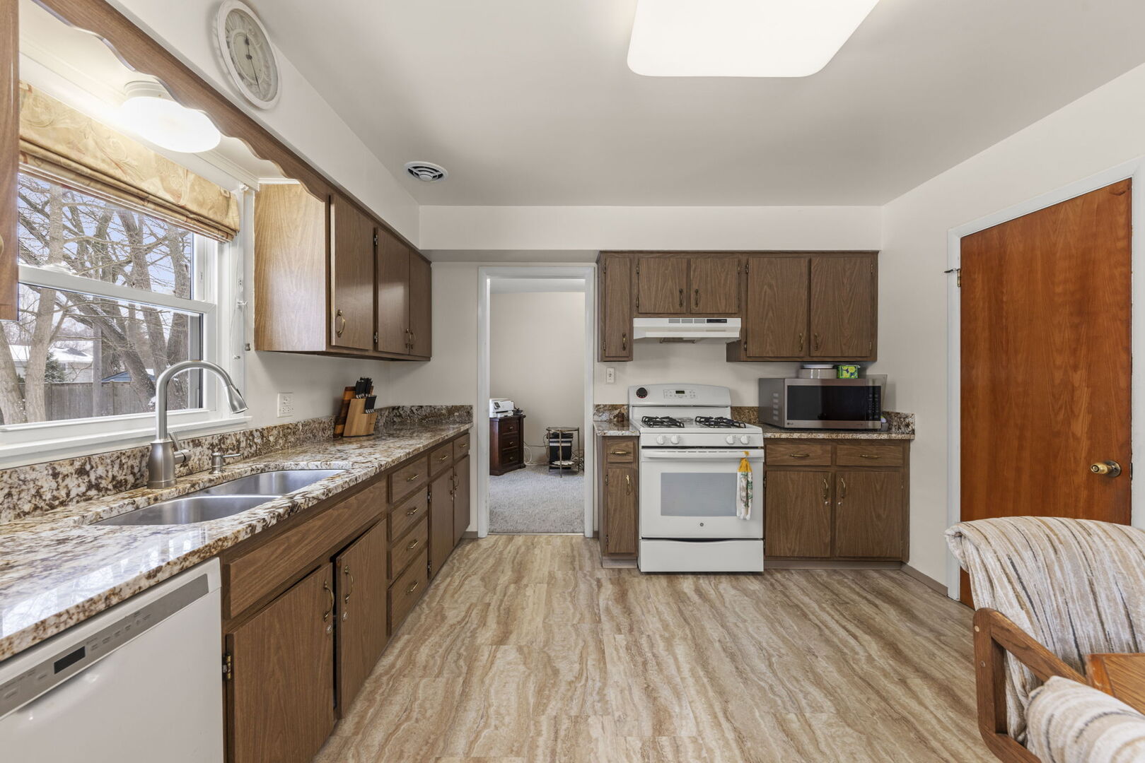 722 Countryside Drive Wheaton, IL 60187 - Photo 9 of 24