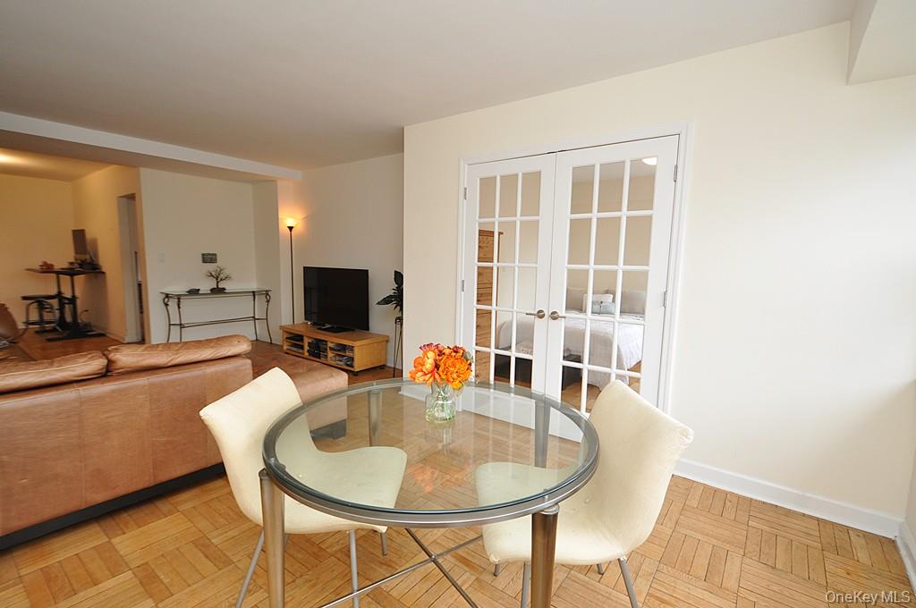 235 Garth Road, Unit D5E Scarsdale, NY 10583 - Photo 21 of 49 Dining Area