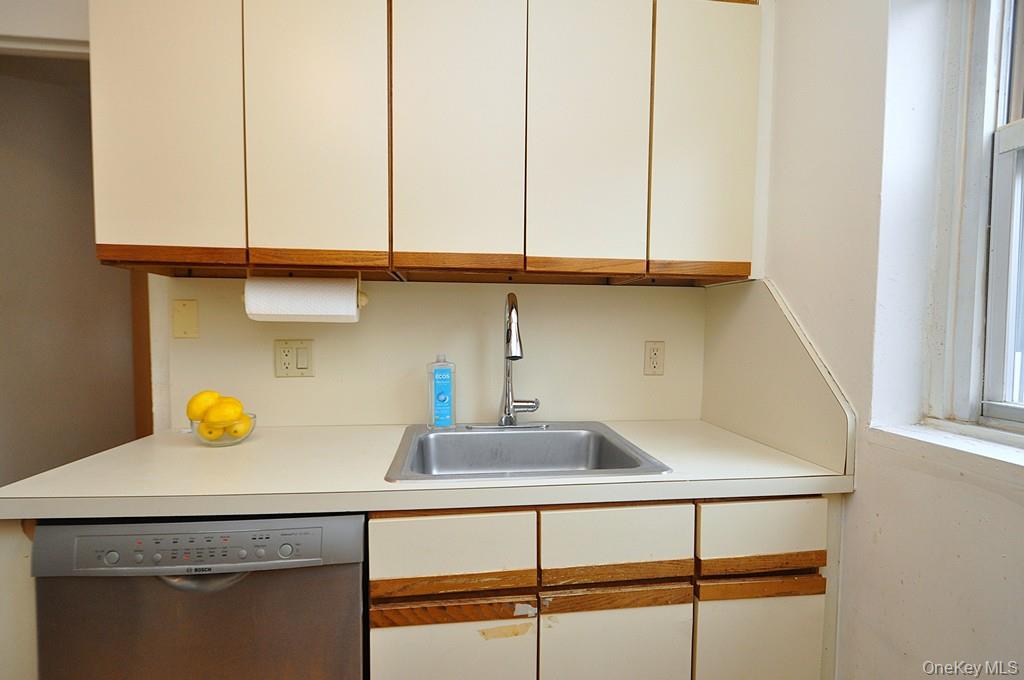 235 Garth Road, Unit D5E Scarsdale, NY 10583 - Photo 4 of 49 The kitchen has stainless steel appliances and window for ventilation and natural light.