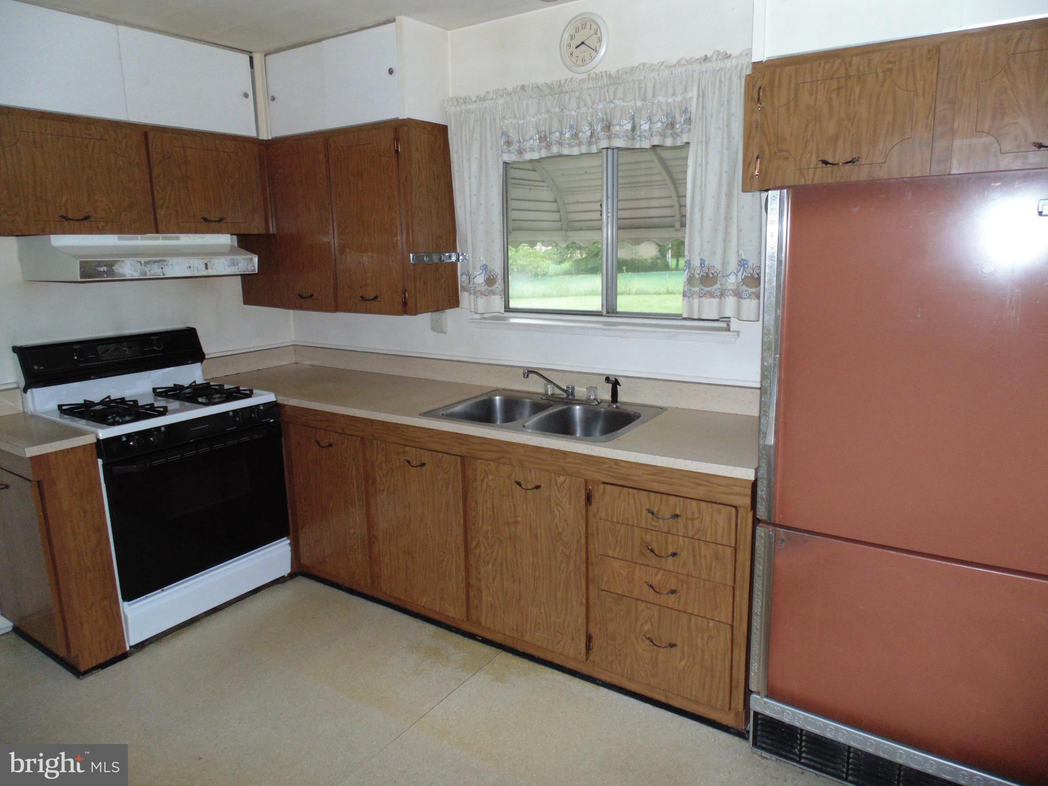 1407 North Rolling Road Baltimore, MD 21228 - Photo 3 of 18 Eat-In Kitchen w/ Table Space
