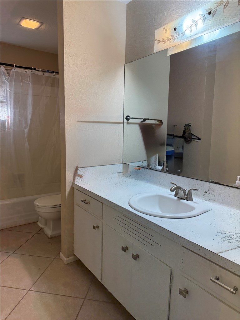 1118 Lincoln Street Alice, TX 78332 - Photo 11 of 32 a bathroom with a toilet sink and mirror