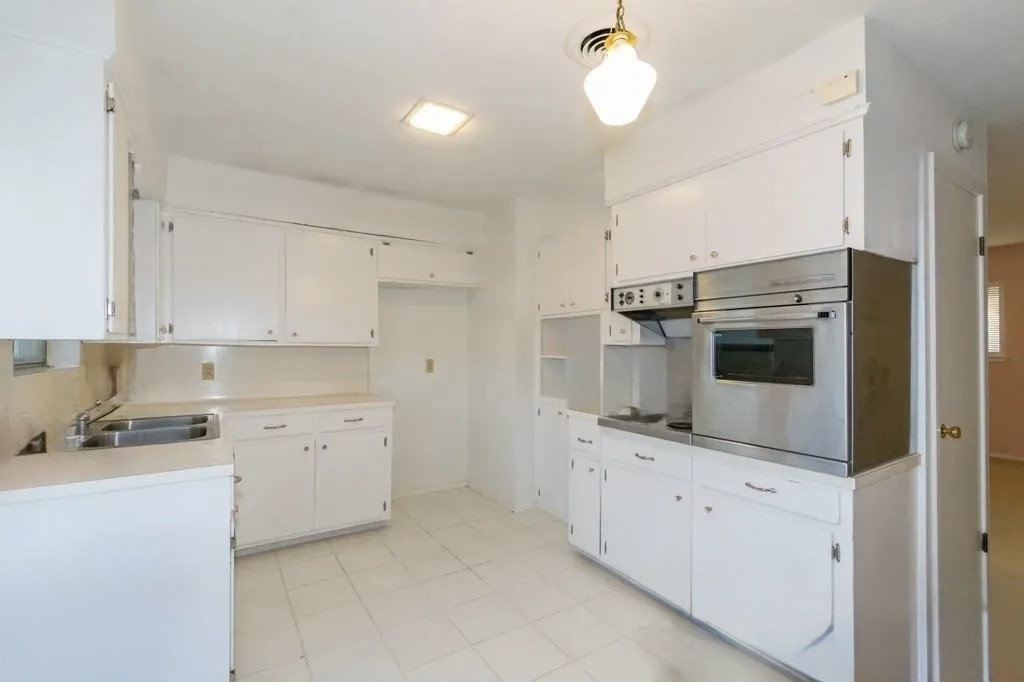 1118 Lincoln Street Alice, TX 78332 - Photo 29 of 32 a kitchen with sink cabinets and stainless steel appliances
